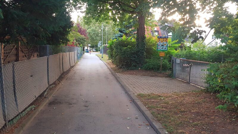 Abbildung 3: Eingang zum Spielplatz. Der Abstand zwischen Spielplatztor und Weg beträgt einige Meter. Radfahren auf dem Weg zwischen Ulmenstraße und Hallgarter Straße