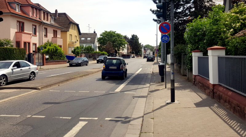 Radweg im Bereich Kostheimer Landstraße/Hauptstraße in Mainz-Kostheim. Der Radwege endet ca. 20 Meter hinter der Ampelanlage. Sicheres Einfädeln gewährleisten – Radweg am Beginn der Hauptstraße