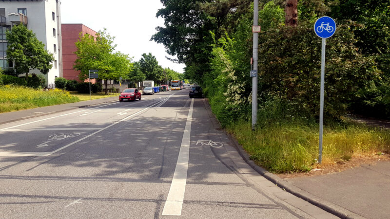 Radweg in der Steinern Straße nach der Kreuzung Uthmannstraße/Otto-Suhr-Ring in Mainz-Kostheim. Der Radweg endet ca. 30 Meter hinter der Ampel. Sicheres Einfädeln gewährleisten – Radweg in der Steinern Straße.