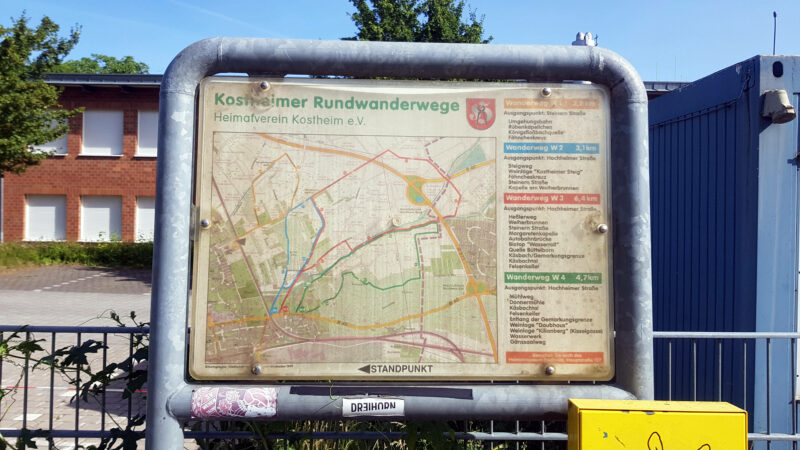 Abbildung 2: Karte mit den Kostheimer Rundwanderwegen an der Krautgartenschule/Steinern Straße. Instandsetzung der Karten für die Kostheimer Rundwanderwege