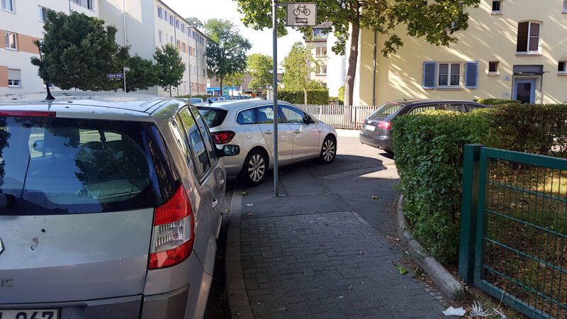 Parkende Autos. Schutz von Fußgängern an der Ecke Innsbrucker Straße/Salzburger Straße.