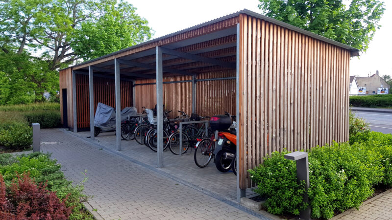 Ausbau von Fahrradstellplätzen durch die GWW. Überdachte Fahrradgarage zwischen Passauer und Kostheimer Landstraße.