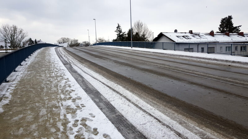 August-Lutz-Brücke, Januar 2023. Winterdienst für Radfahrer und Fußgänger verbessern. Die Fahrbahn ist geräumt, nicht so Rad- und Gehwege.