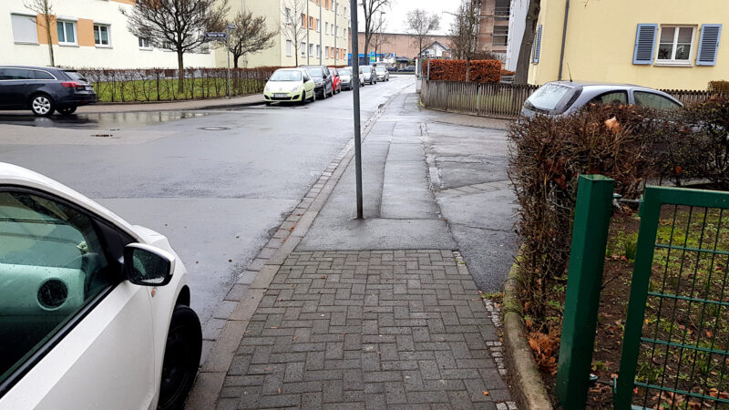 Schutz von Fußgängern an der Ecke Innsbrucker/ Salzburger Straße.
Abbildung 1: Die Abgrenzung des Gehwegs (nach rechts abbiegend) ist im Einmündungsbereich unklar. Die gepflasterte Gehwegkante endet unerwartet.