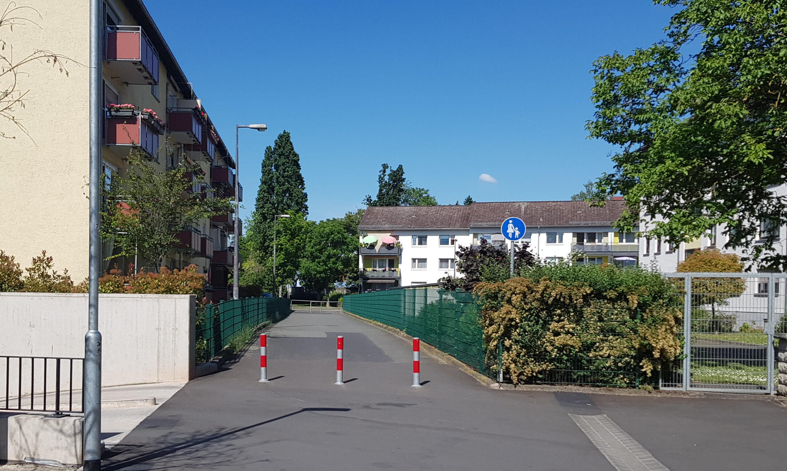Abbildung 3: Blick aus Richtung Wiesbadener Straße. Hier wird der Weg mittels Pfosten gegen PKWs gesichert.  Öffnung des Wegs zwischen Marie-Juchaz-Straße und Wiesbadener Straße für den Radverkehr