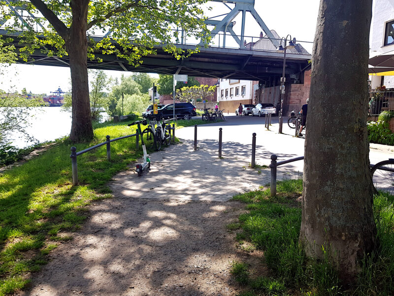 Fahrradständer am Mainufer - Gastronomie in Mainz-Kostheim fördern, Rhein-Main-Ufer-Konzept umsetzen!  Wild abgestellte Fahrräder im Bereich Mainufer Hausnummer 22. Die Gäste der Gastronomie sollen von modernen, sicheren und komfortablen Fahrradständern profitieren.