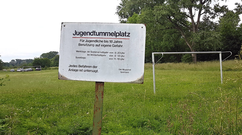 Instandsetzung Fußballplatz Maaraue  Abbildung 3: Schild beim Fußballplatz auf der Maaraue.